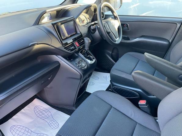Toyota Voxy III (R80) Рестайлинг с пробегом 2018 года, цена 2 525 000 рублей, 88990 км, минивэн, Автокод Объявления