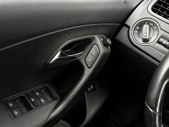 Volkswagen Polo V Рестайлинг с пробегом 2017 года, цена 1 067 900 рублей, 134946 км, седан, Автокод Объявления