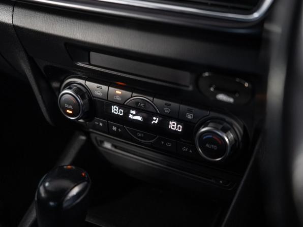 Mazda Axela III Рестайлинг с пробегом 2017 года, цена 1 330 000 рублей, 121461 км, седан, Автокод Объявления