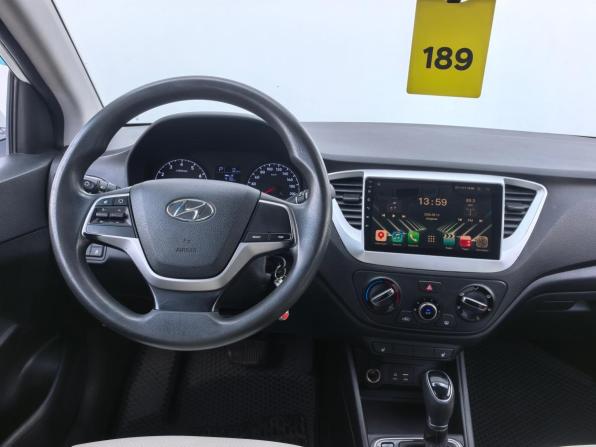 Hyundai Solaris II с пробегом 2017 года, цена 990 000 рублей, 170000 км, седан, Автокод Объявления