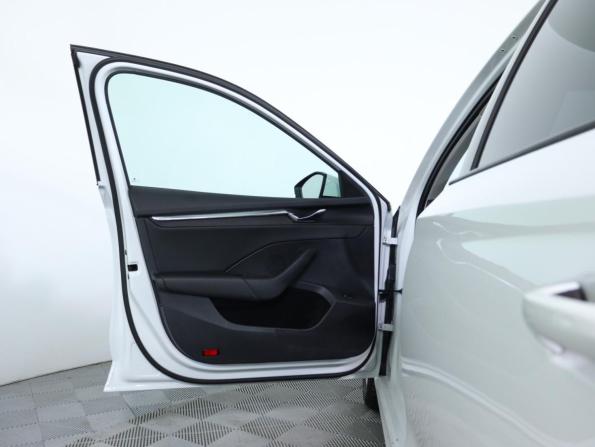 Skoda Octavia IV (A8) с пробегом 2022 года, цена 1 999 990 рублей, 79701 км, лифтбек, Автокод Объявления