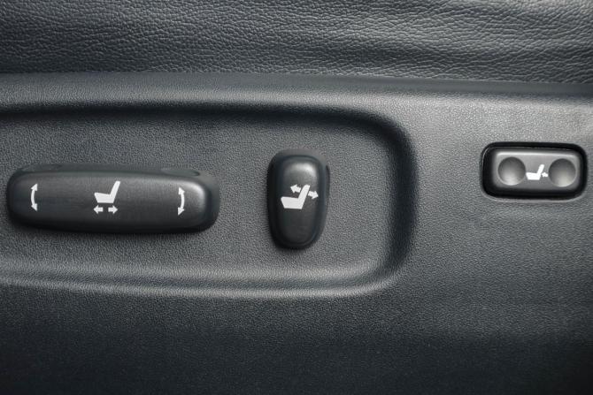 Toyota Land Cruiser 200 Series Рестайлинг 1 с пробегом 2013 года, цена 3 999 000 рублей, 330000 км, внедорожник, Автокод Объявления