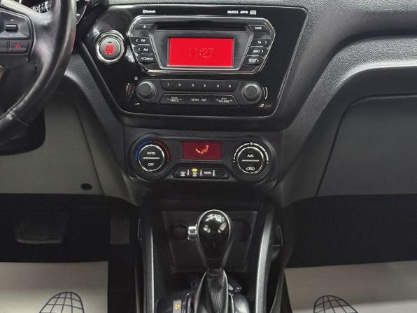 Kia Rio III Рестайлинг с пробегом 2015 года, цена 1 365 000 рублей, 33893 км, хэтчбек, Автокод Объявления