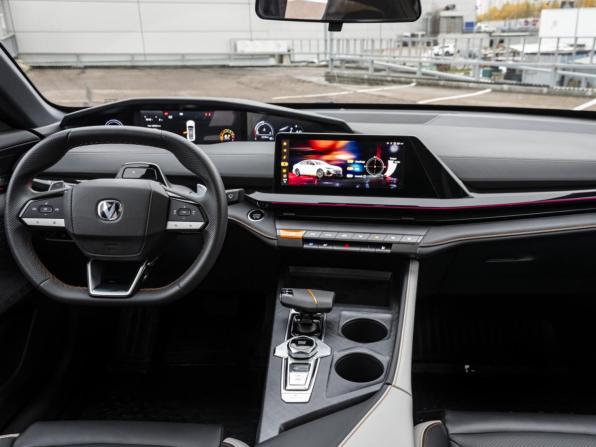 Changan UNI-V I с пробегом 2023 года, цена 2 389 000 рублей, 25558 км, лифтбек, Автокод Объявления