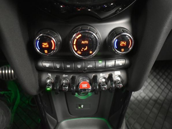 Mini Hatch III (F55/F56) Рестайлинг с пробегом 2018 года, цена 2 798 000 рублей, 70826 км, хэтчбек, Автокод Объявления