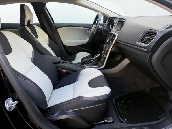 Volvo V40 Cross Country I Рестайлинг с пробегом 2018 года, цена 1 850 000 рублей, 106997 км, хэтчбек, Автокод Объявления