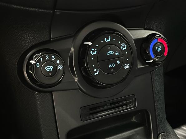 Ford Fiesta Mk6 Рестайлинг с пробегом 2015 года, цена 625 000 рублей, 120072 км, седан, Автокод Объявления