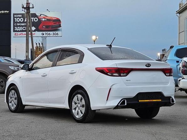 Kia Rio IV Рестайлинг с пробегом 2021 года, цена 1 369 000 рублей, 90000 км, седан, Автокод Объявления