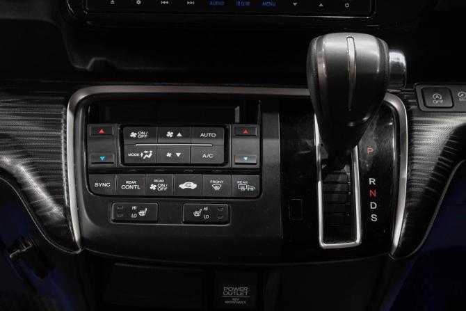 Honda Stepwgn V с пробегом 2015 года, цена 1 799 000 рублей, 87000 км, минивэн, Автокод Объявления