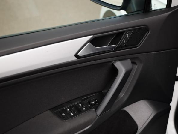 Volkswagen Tiguan II Рестайлинг с пробегом 2021 года, цена 2 614 000 рублей, 33911 км, внедорожник, Автокод Объявления