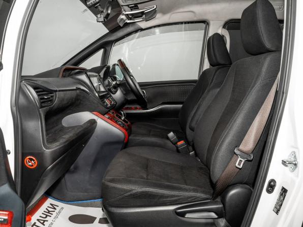 Toyota Noah III (R80) с пробегом 2015 года, цена 1 700 000 рублей, 205710 км, минивэн, Автокод Объявления