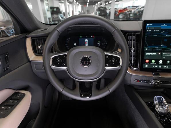 Volvo XC60 II Рестайлинг 2 с пробегом 2025 года, цена 7 450 000 рублей, 633 км, внедорожник, Автокод Объявления