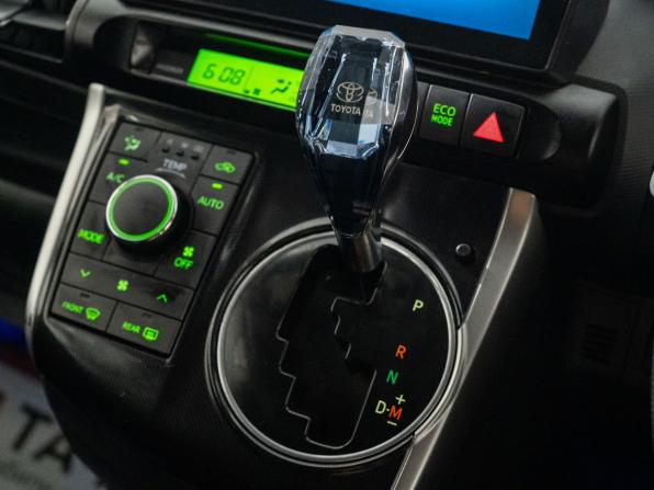 Toyota Wish II Рестайлинг с пробегом 2013 года, цена 1 400 000 рублей, 173660 км, минивэн, Автокод Объявления