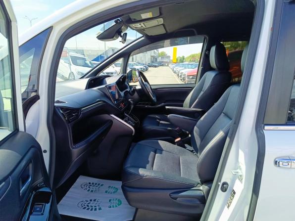 Toyota Esquire I Рестайлинг с пробегом 2018 года, цена 2 249 995 рублей, 106214 км, минивэн, Автокод Объявления