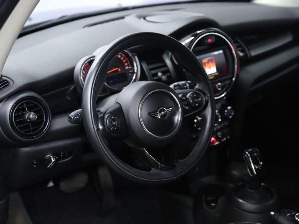 Mini Hatch III (F55/F56) Рестайлинг с пробегом 2018 года, цена 1 730 000 рублей, 69244 км, хэтчбек, Автокод Объявления