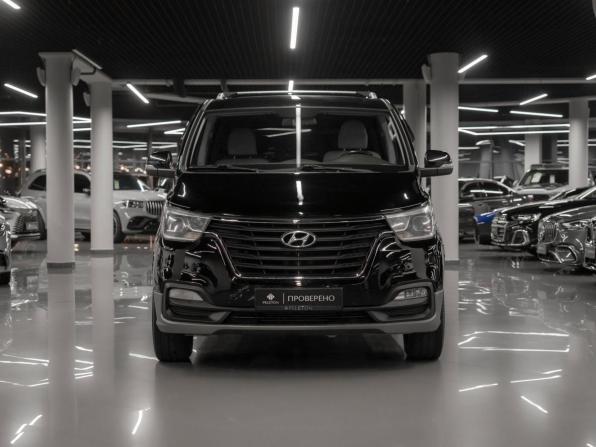 Hyundai H-1 II Рестайлинг 2 с пробегом 2021 года, цена 2 800 000 рублей, 294602 км, минивэн, Автокод Объявления