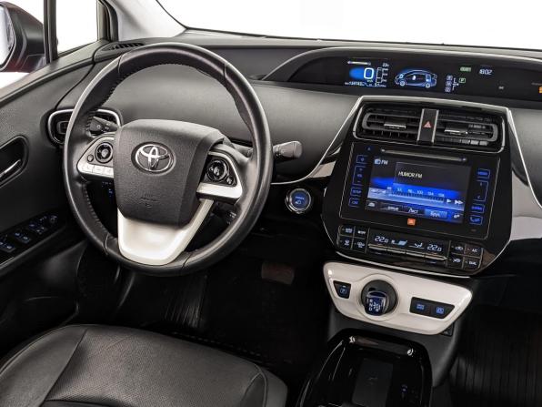 Toyota Prius IV (XW50) с пробегом 2017 года, цена 1 930 000 рублей, 134141 км, лифтбек, Автокод Объявления
