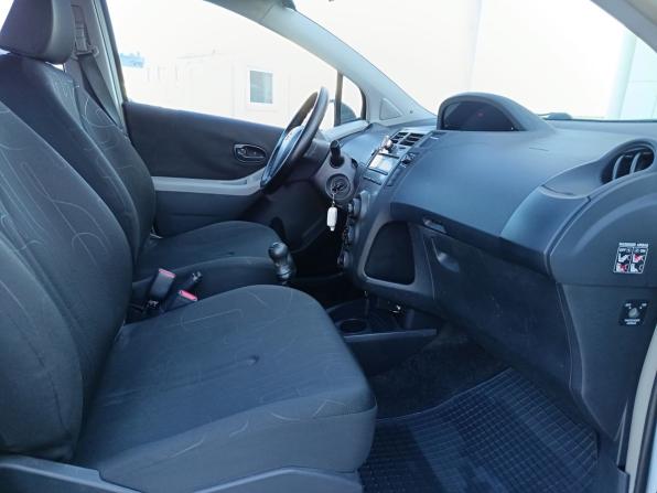 Toyota Yaris II с пробегом 2009 года, цена 400 000 рублей, 179498 км, хэтчбек, Автокод Объявления
