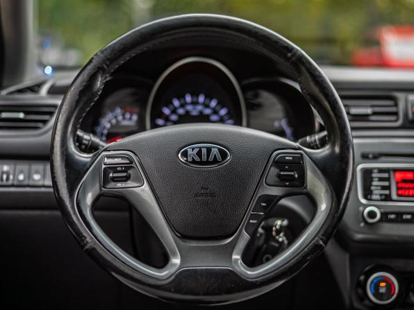 Kia Rio III Рестайлинг с пробегом 2016 года, цена 945 000 рублей, 131712 км, седан, Автокод Объявления