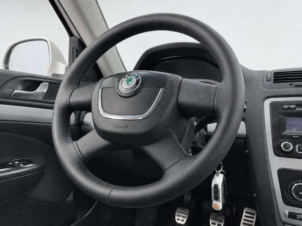 Skoda Octavia II (A5) Рестайлинг с пробегом 2011 года, цена 949 000 рублей, 178000 км, лифтбек, Автокод Объявления