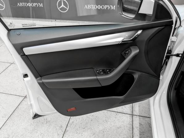 Skoda Octavia III (A7) Рестайлинг с пробегом 2019 года, цена 1 330 000 рублей, 168338 км, лифтбек, Автокод Объявления