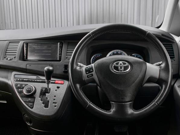 Toyota ISis I Рестайлинг с пробегом 2010 года, цена 1 270 000 рублей, 112707 км, минивэн, Автокод Объявления