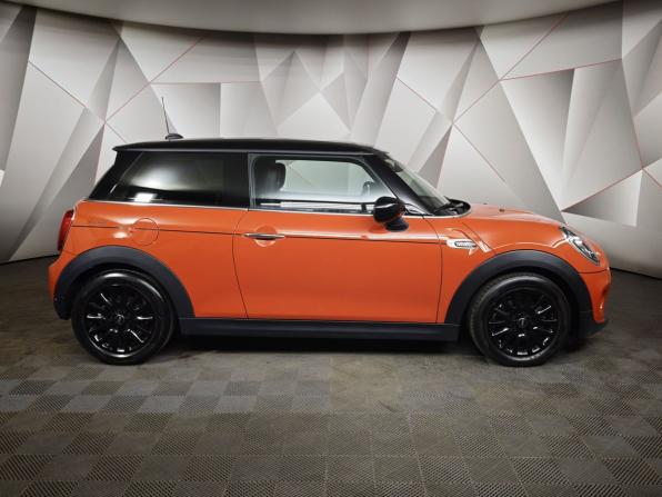 Mini Hatch III (F55/F56) Рестайлинг с пробегом 2021 года, цена 2 350 000 рублей, 26456 км, хэтчбек, Автокод Объявления