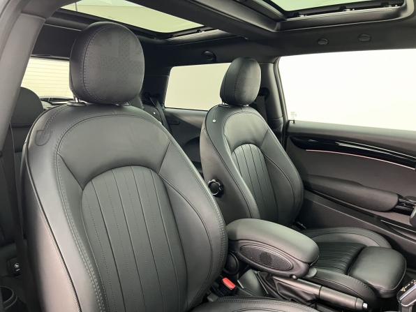 Mini Hatch III (F55/F56) Рестайлинг 2 с пробегом 2022 года, цена 3 790 000 рублей, 20650 км, хэтчбек, Автокод Объявления