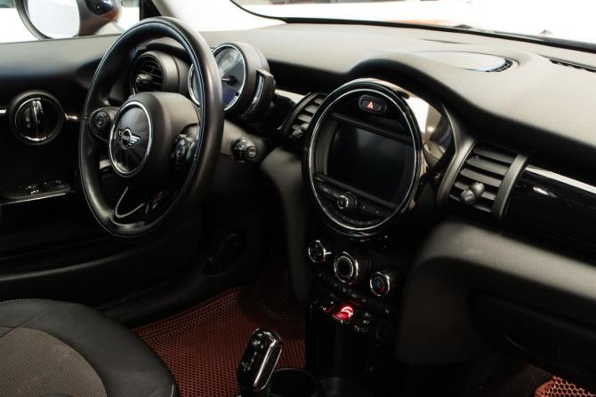 Mini Hatch III (F55/F56) Рестайлинг с пробегом 2018 года, цена 1 885 000 рублей, 76570 км, хэтчбек, Автокод Объявления