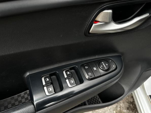 Kia Rio IV Рестайлинг с пробегом 2021 года, цена 1 595 000 рублей, 106500 км, седан, Автокод Объявления