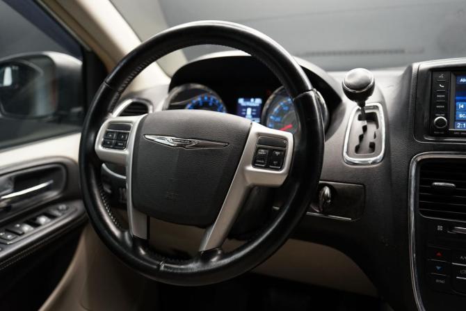 Chrysler Town &amp; Country V Рестайлинг с пробегом 2011 года, цена 999 999 рублей, 304000 км, минивэн, Автокод Объявления
