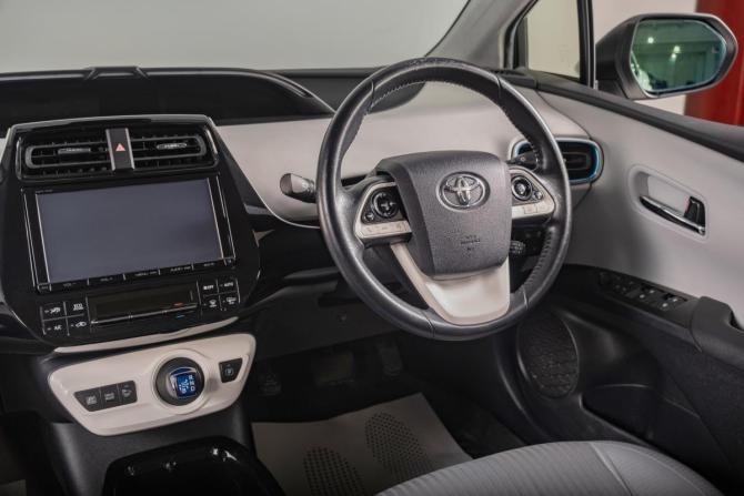 Toyota Prius IV (XW50) с пробегом 2016 года, цена 1 899 000 рублей, 143000 км, лифтбек, Автокод Объявления
