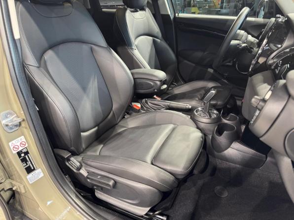 Mini Hatch III (F55/F56) Рестайлинг с пробегом 2020 года, цена 2 450 000 рублей, 28450 км, хэтчбек, Автокод Объявления