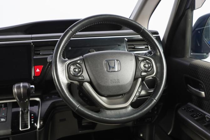 Honda Stepwgn V с пробегом 2015 года, цена 1 899 000 рублей, 161000 км, минивэн, Автокод Объявления