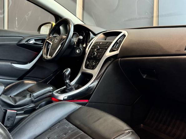 Opel Astra J Рестайлинг с пробегом 2013 года, цена 900 000 рублей, 135049 км, хэтчбек, Автокод Объявления