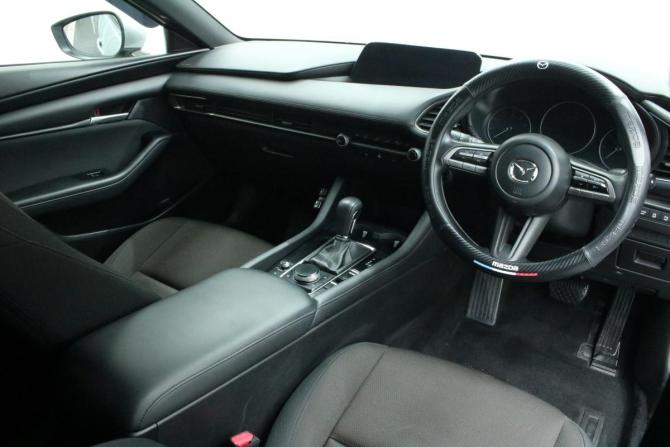 Mazda 3 IV (BP) с пробегом 2021 года, цена 1 395 000 рублей, 132156 км, хэтчбек, Автокод Объявления