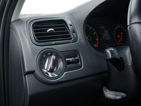 Volkswagen Polo V Рестайлинг с пробегом 2015 года, цена 739 900 рублей, 200000 км, седан, Автокод Объявления