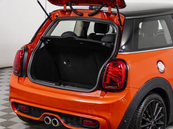 Mini Hatch III (F55/F56) Рестайлинг с пробегом 2019 года, цена 2 498 000 рублей, 15062 км, хэтчбек, Автокод Объявления