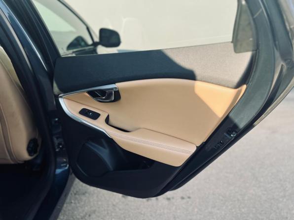 Volvo V40 Cross Country I Рестайлинг с пробегом 2019 года, цена 1 350 000 рублей, 244000 км, хэтчбек, Автокод Объявления