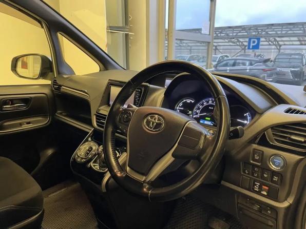 Toyota Esquire I с пробегом 2017 года, цена 1 840 000 рублей, 182000 км, минивэн, Автокод Объявления