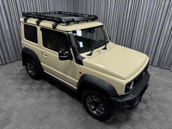 Suzuki Jimny IV с пробегом 2022 года, цена 2 550 000 рублей, 28878 км, внедорожник, Автокод Объявления