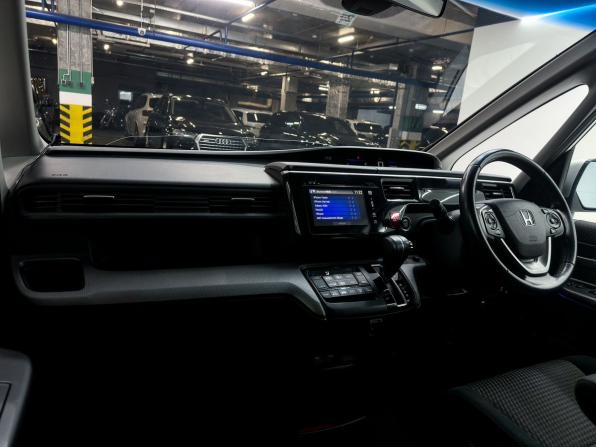 Honda Stepwgn V с пробегом 2016 года, цена 2 000 000 рублей, 135497 км, минивэн, Автокод Объявления