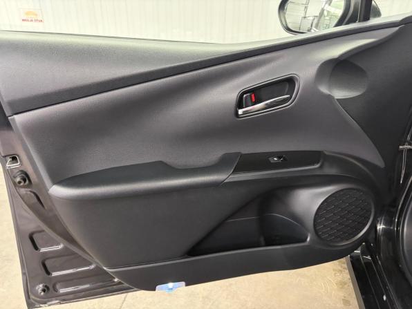 Toyota Prius IV (XW50) с пробегом 2016 года, цена 1 497 000 рублей, 176614 км, лифтбек, Автокод Объявления