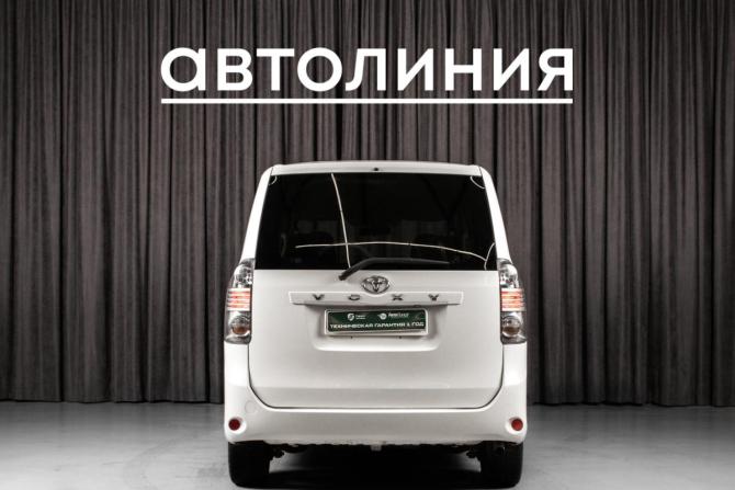 Toyota Voxy II (R70) с пробегом 2007 года, цена 1 098 000 рублей, 234000 км, минивэн, Автокод Объявления