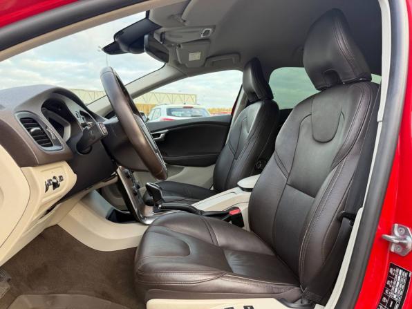 Volvo V40 Cross Country I с пробегом 2015 года, цена 1 300 000 рублей, 177000 км, хэтчбек, Автокод Объявления