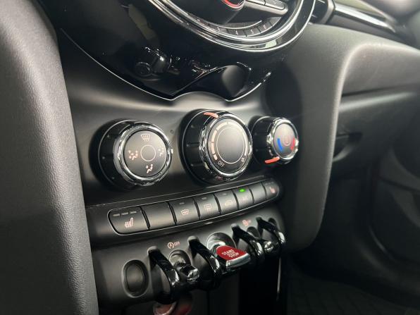 Mini Hatch III (F55/F56) Рестайлинг с пробегом 2019 года, цена 1 790 000 рублей, 118400 км, хэтчбек, Автокод Объявления