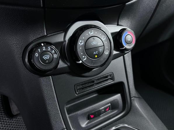 Ford Fiesta Mk6 Рестайлинг с пробегом 2015 года, цена 821 000 рублей, 94946 км, седан, Автокод Объявления