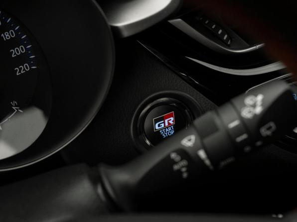 Toyota C-HR I Рестайлинг с пробегом 2022 года, цена 2 940 000 рублей, 73221 км, внедорожник, Автокод Объявления