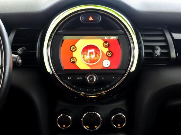 Mini Hatch III (F55/F56) Рестайлинг с пробегом 2021 года, цена 2 640 000 рублей, 57123 км, хэтчбек, Автокод Объявления