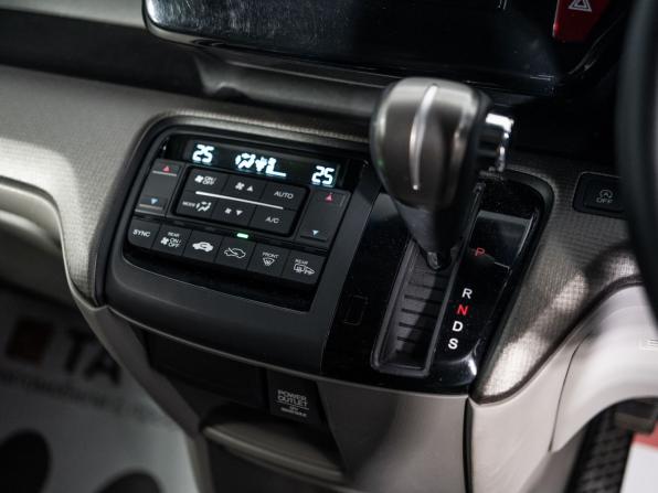 Honda Stepwgn V Рестайлинг с пробегом 2017 года, цена 1 850 500 рублей, 115163 км, минивэн, Автокод Объявления